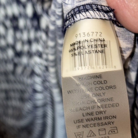 🌹VINCE CAMUTO GEOMETRIC PATTERN V NECKAXI DRESS - Picture 13 of 13